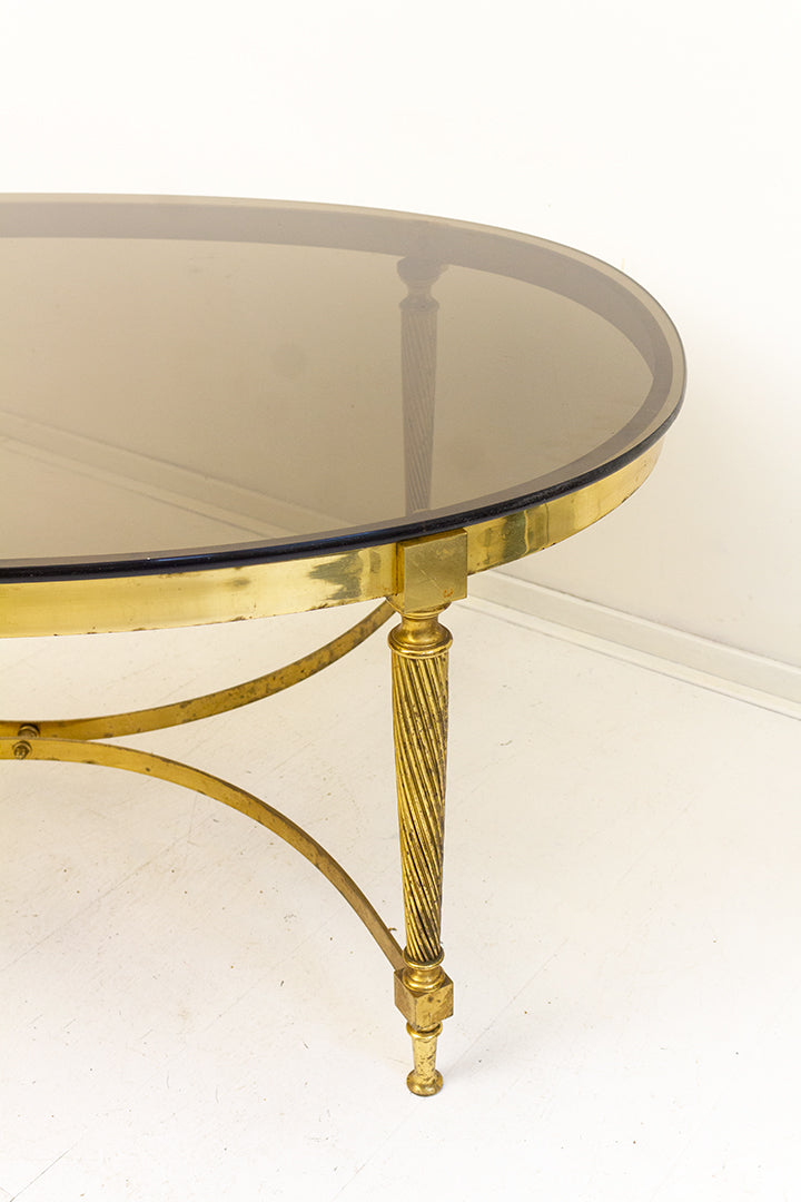 Vintage messing salontafel ovaal met blad van rookglas