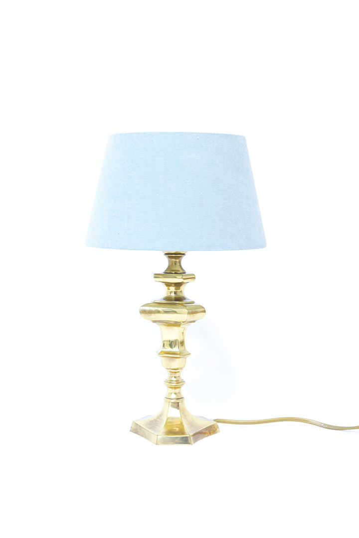 Vintage messing tafellamp met lichtblauwe kap