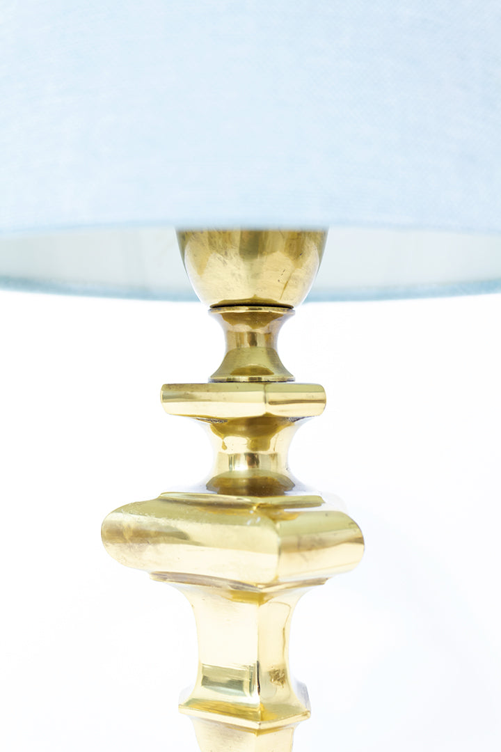 Vintage messing tafellamp met lichtblauwe kap