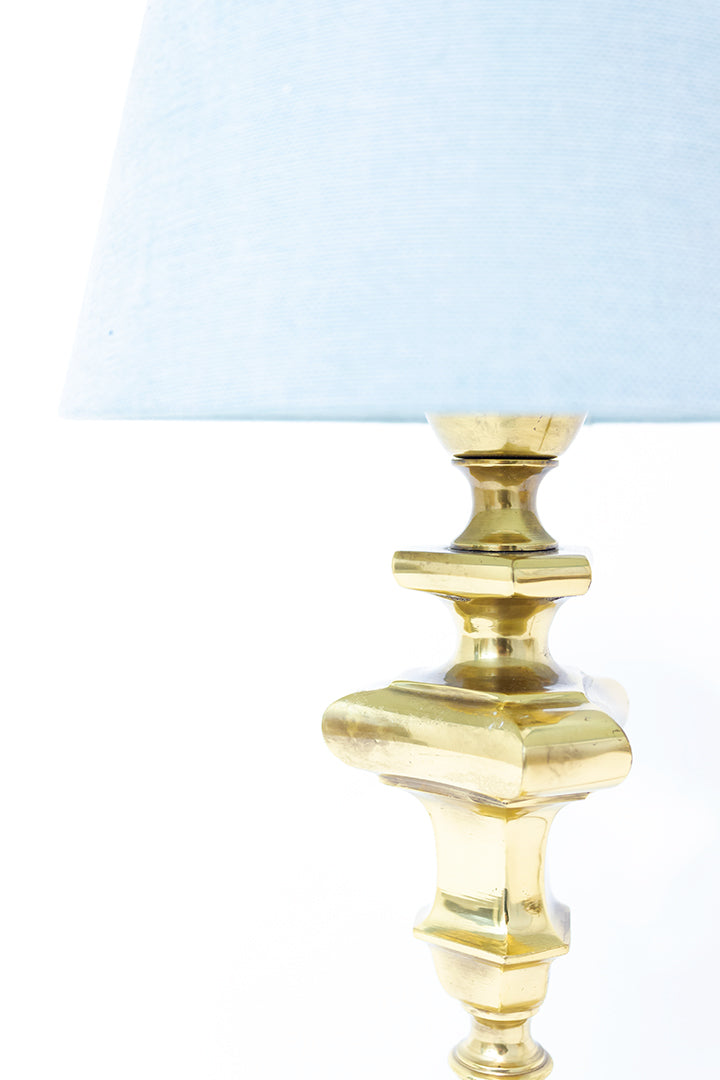 Vintage messing tafellamp met lichtblauwe kap