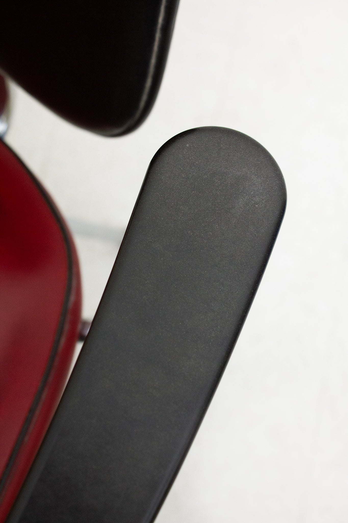 Vintage metalen stoel met zwart rode skai leren bekleding 