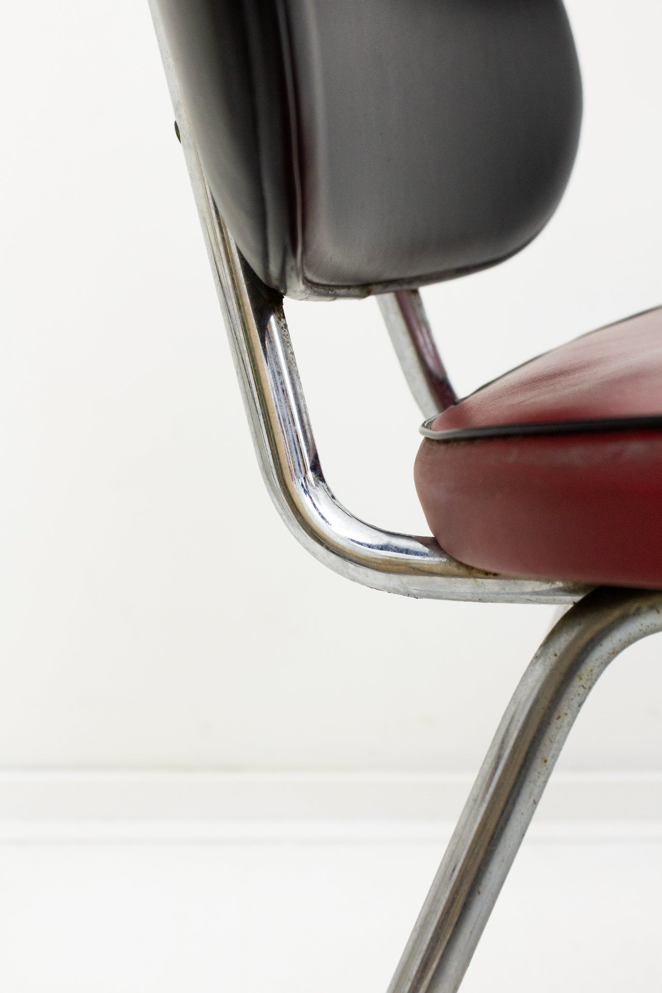 Vintage metalen stoel met zwart rode skai leren bekleding 