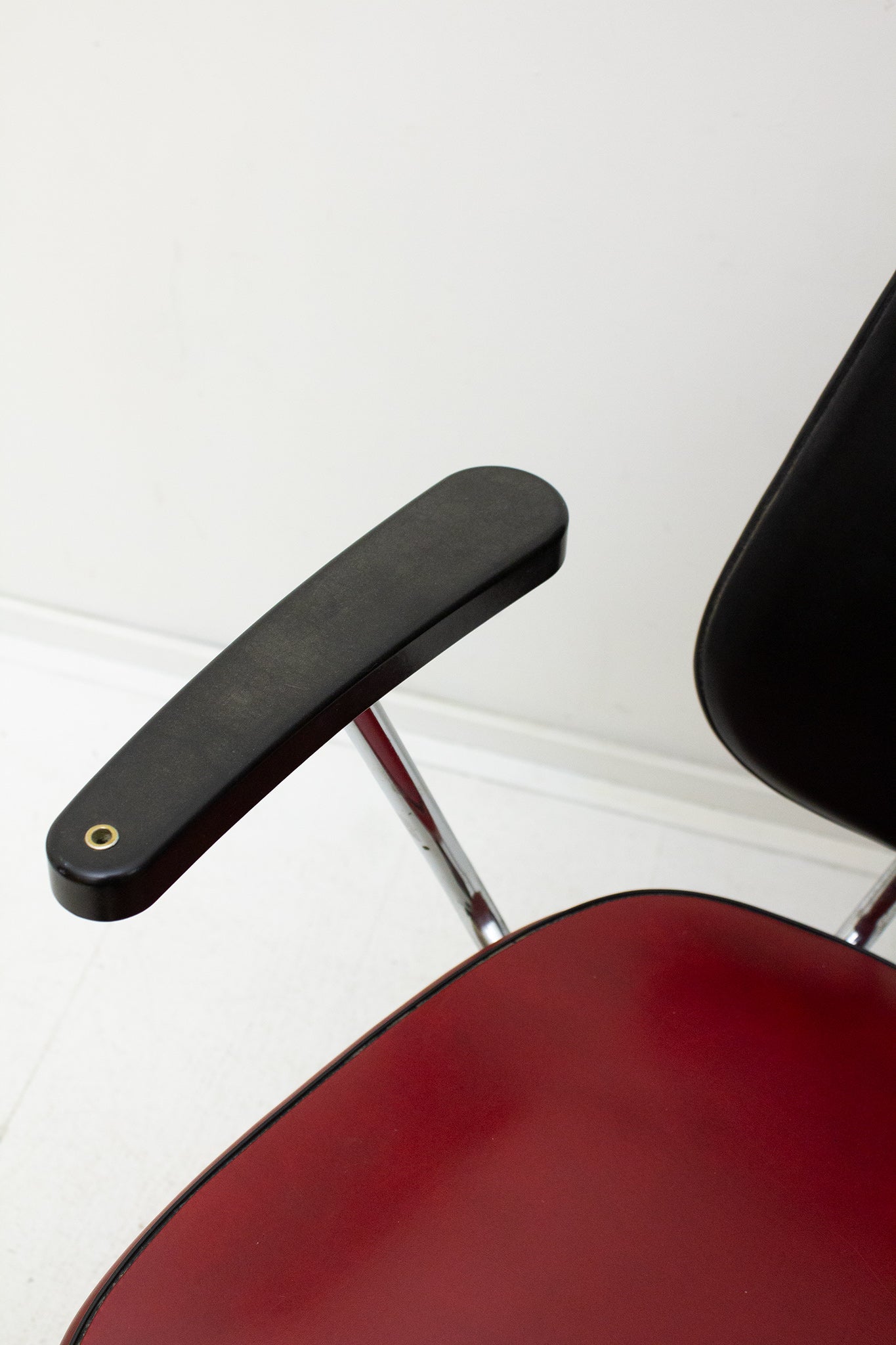 Vintage metalen stoel met zwart rode skai leren bekleding 