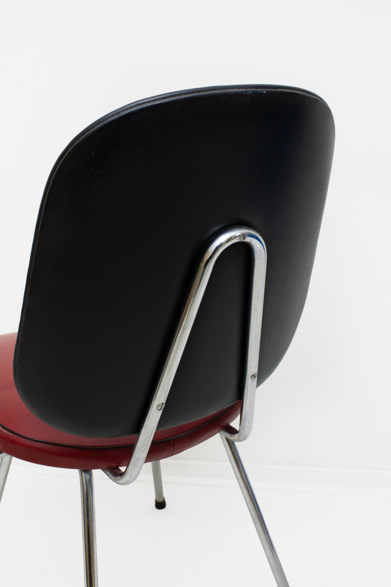 Vintage metalen stoel met zwart rode skai leren bekleding 