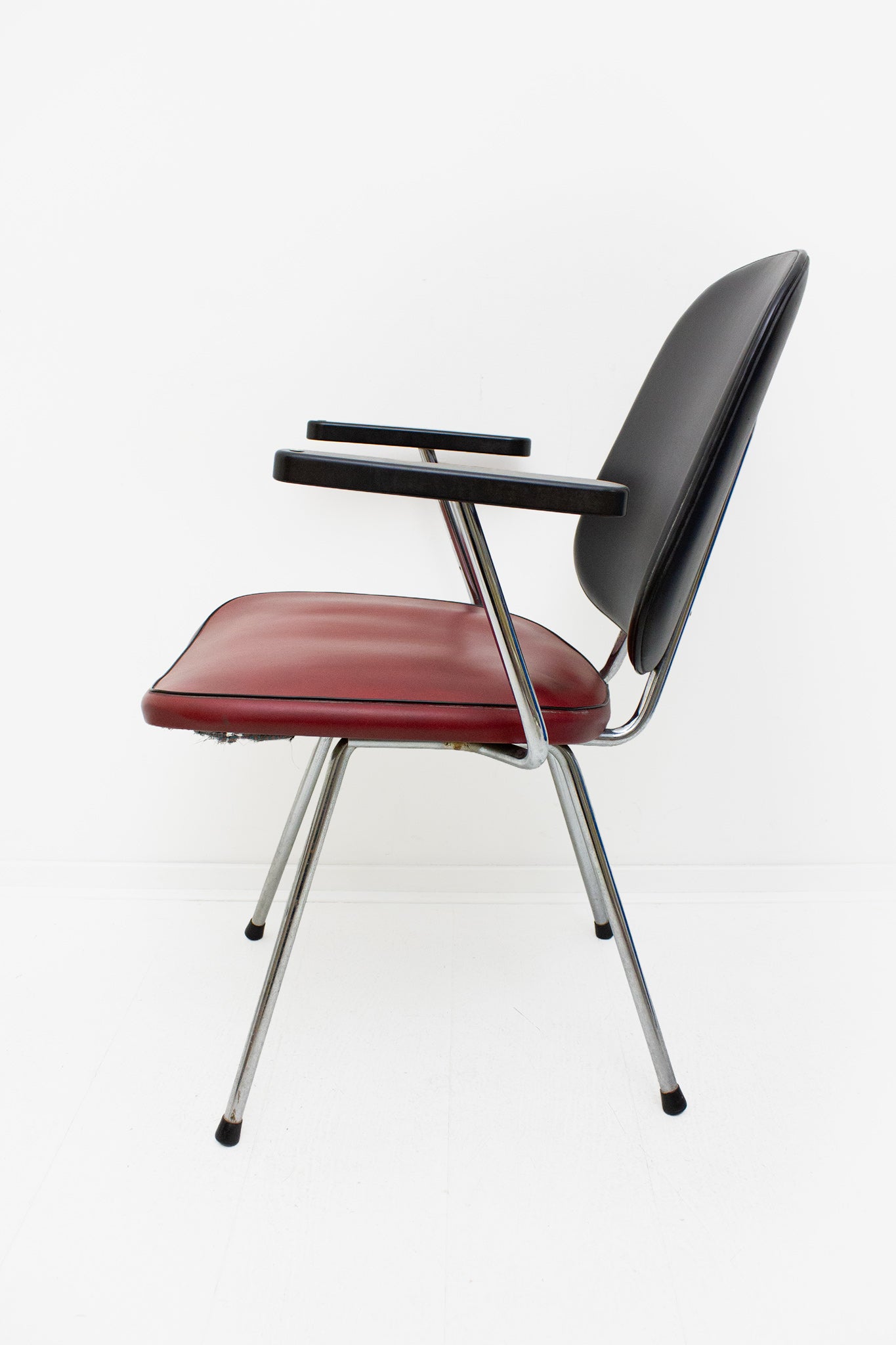 Vintage metalen stoel met zwart rode skai leren bekleding 