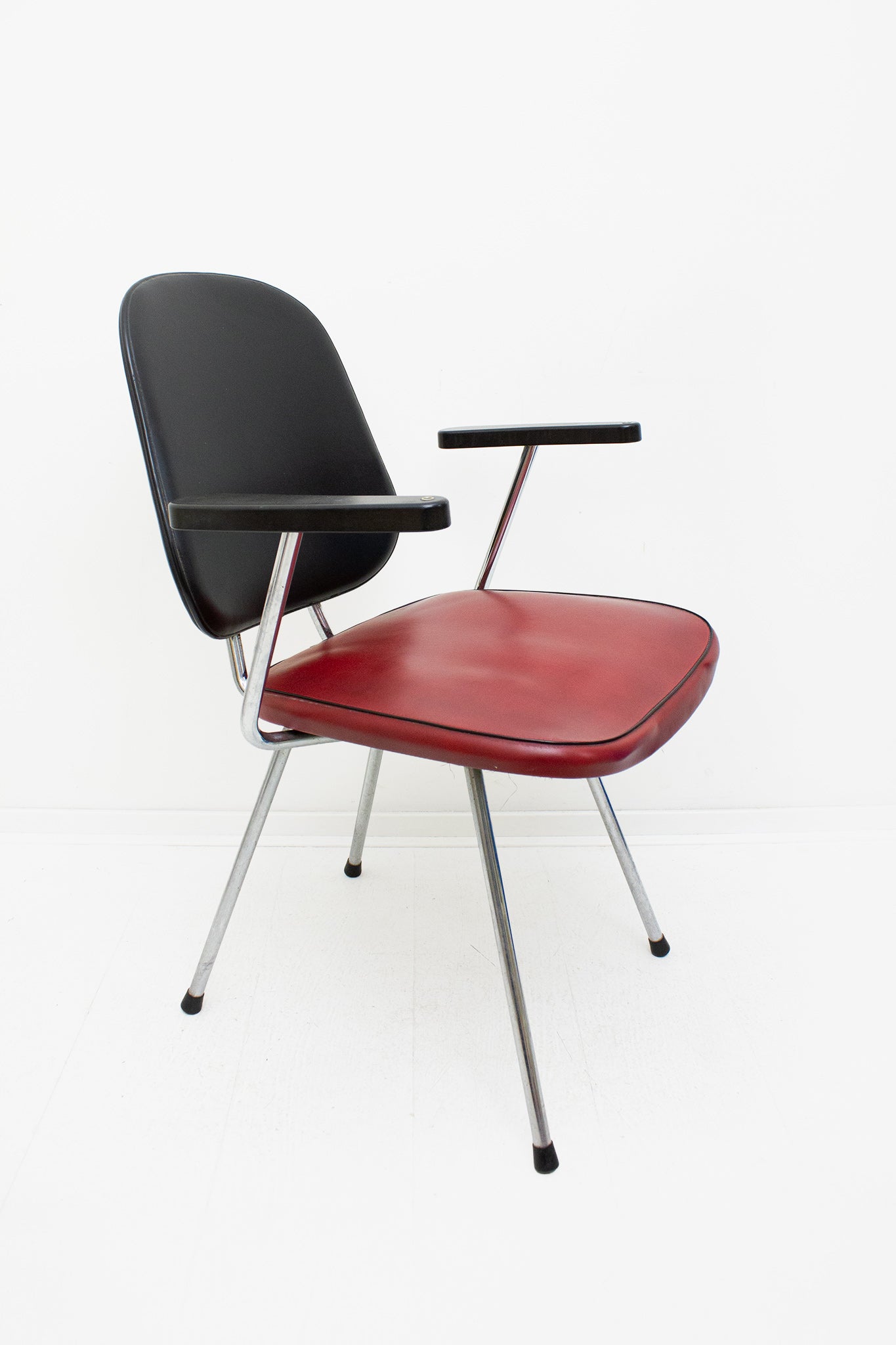 Vintage metalen stoel met zwart rode skai leren bekleding 