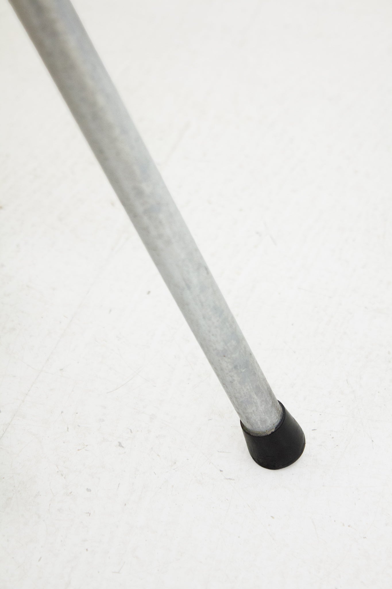 Vintage metalen stoel met zwart rode skai leren bekleding 