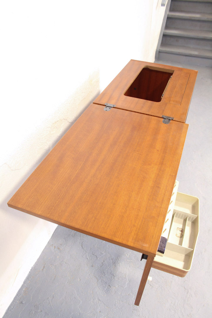 Vintage naaikastje met buisframe onderstel