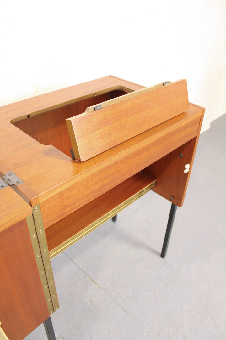 Vintage naaikastje met buisframe onderstel