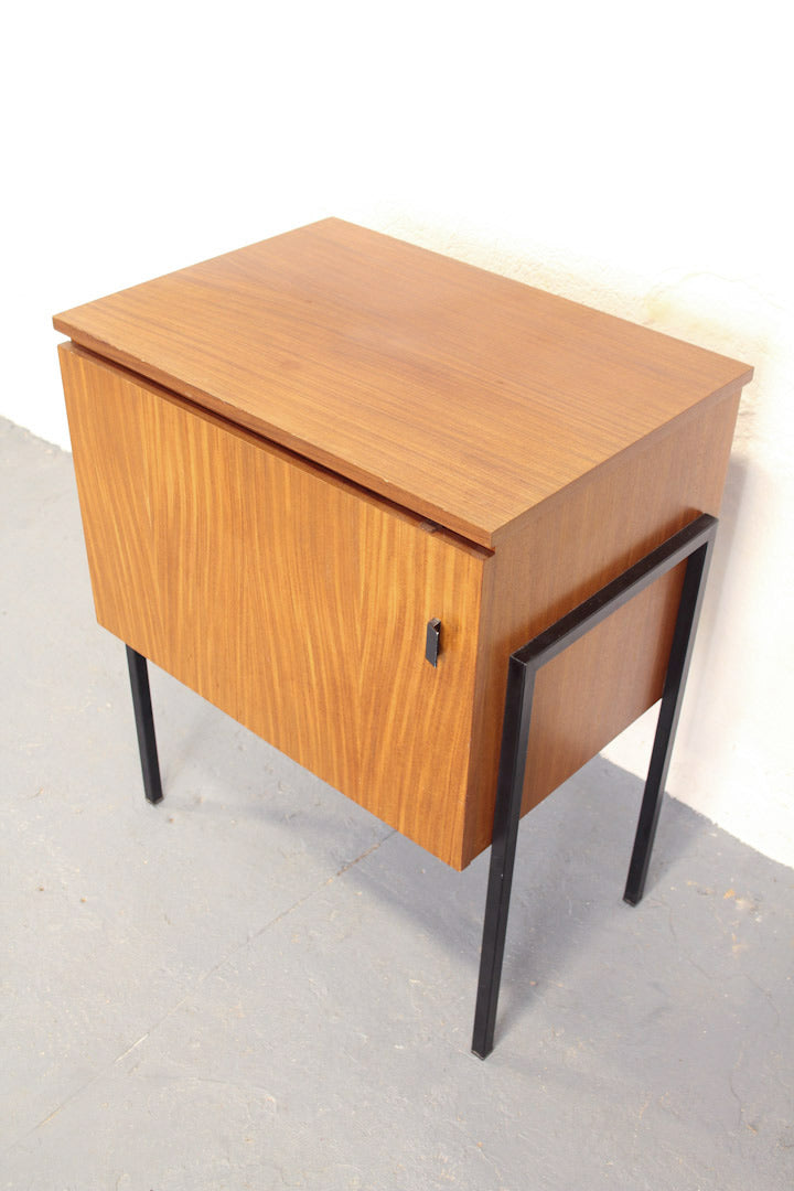 Vintage naaikastje met buisframe onderstel