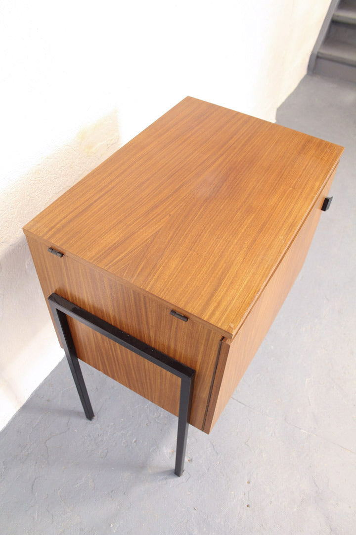 Vintage naaikastje met buisframe onderstel