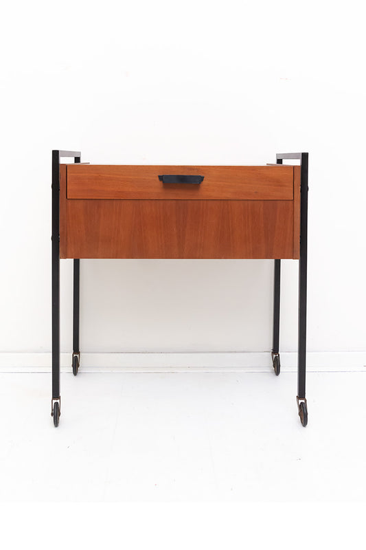 Vintage naaikastje op zwart metalen frame jaren 60