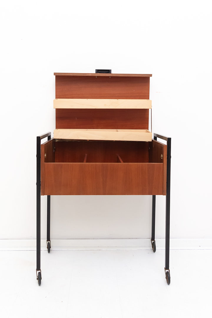Vintage naaikastje op zwart metalen frame jaren 60