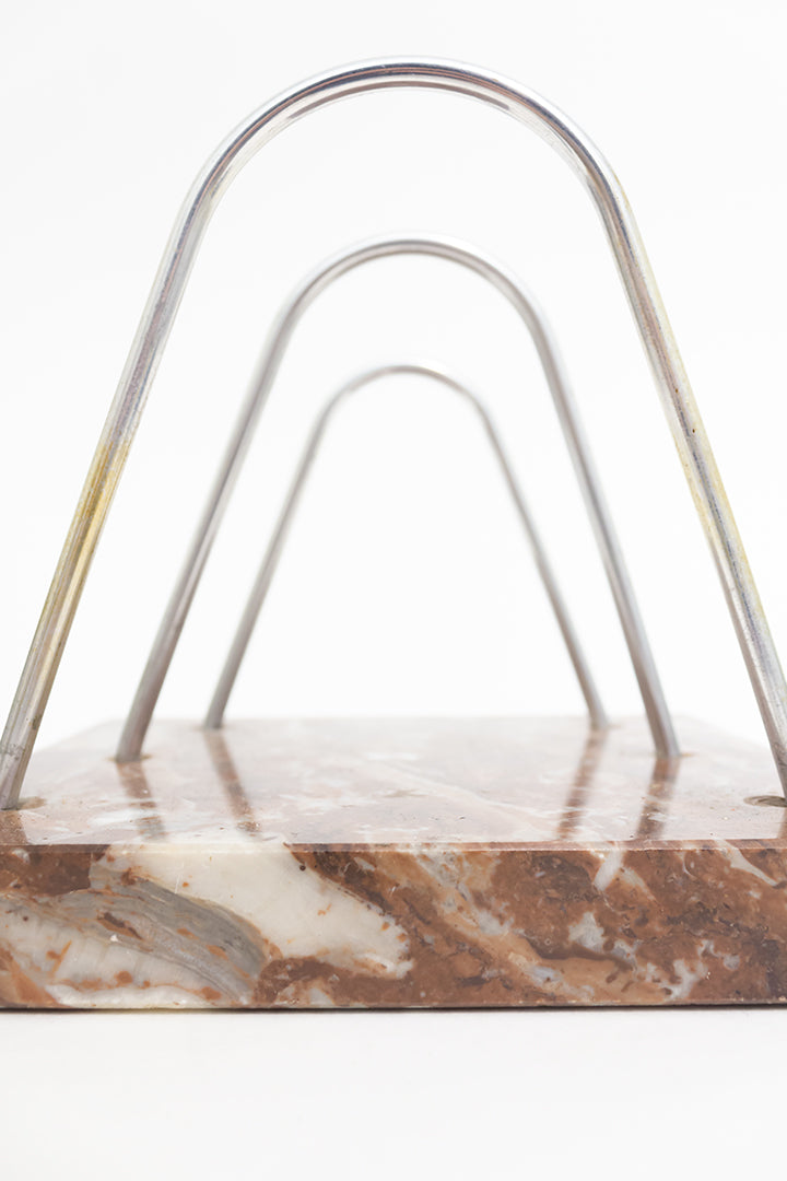 Vintage natuurstenen brievenhouder met zilverkleurige metalen houders