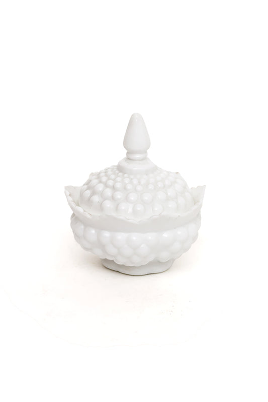 Vintage opaline bakje met deksel en bolletjespatroon Fenton Hobnail