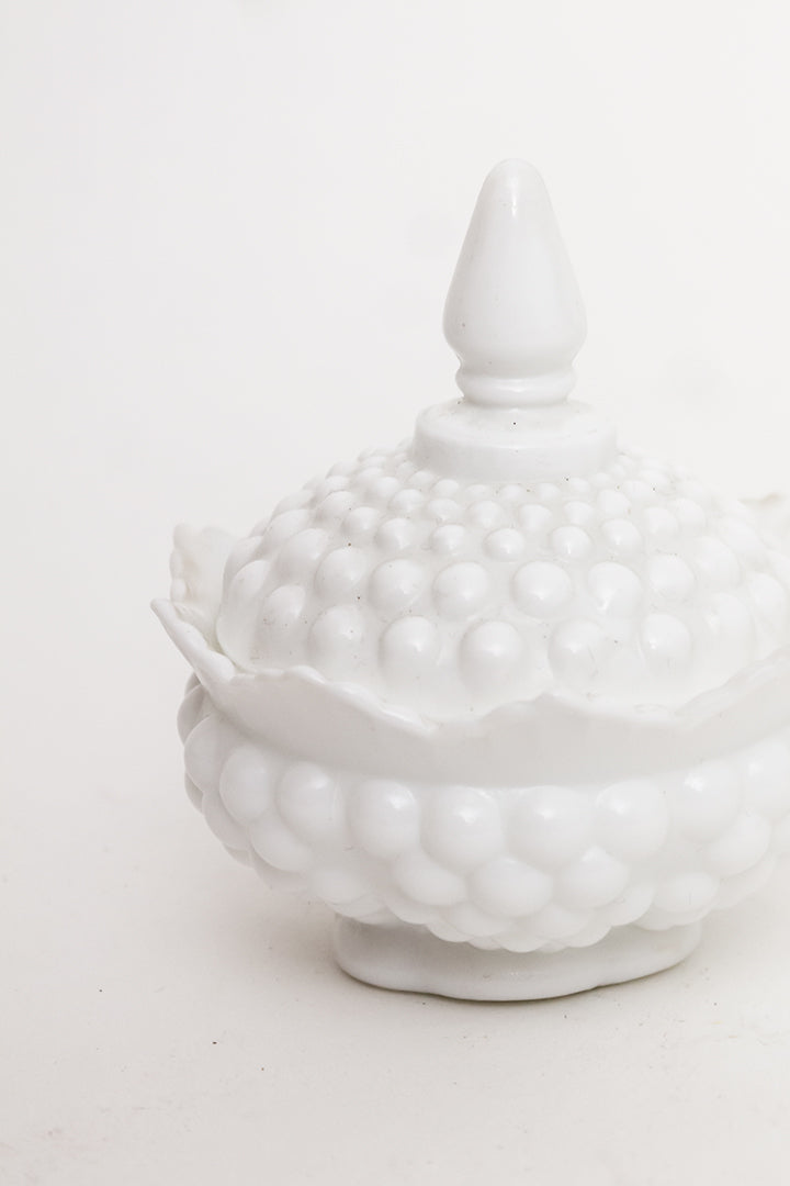 Vintage opaline bakje met deksel en bolletjespatroon Fenton Hobnail