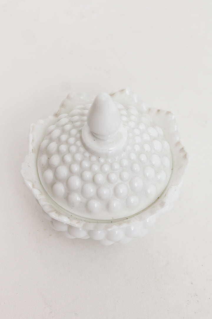 Vintage opaline bakje met deksel en bolletjespatroon Fenton Hobnail