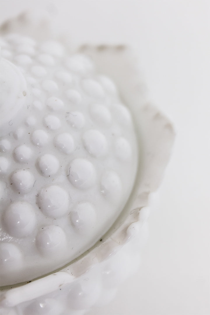 Vintage opaline bakje met deksel en bolletjespatroon Fenton Hobnail