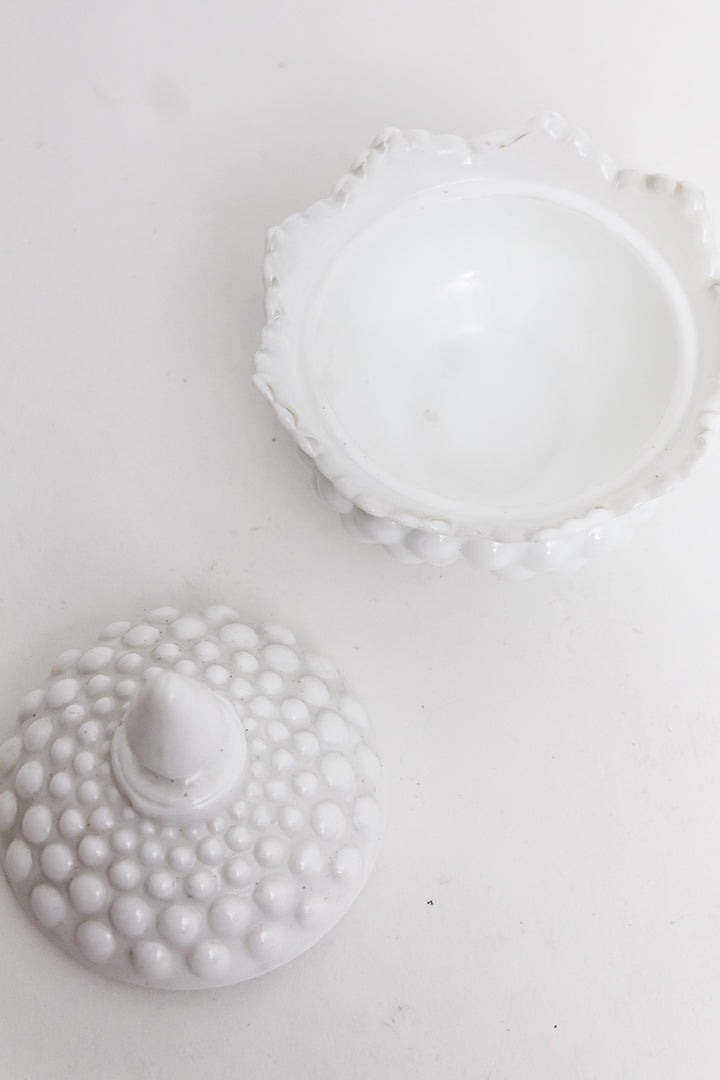 Vintage opaline bakje met deksel en bolletjespatroon Fenton Hobnail