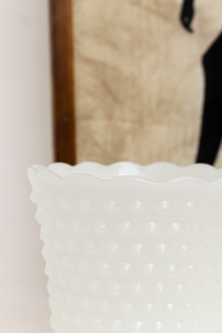 Vintage opaline glazen bloempot met bolletjespatroon