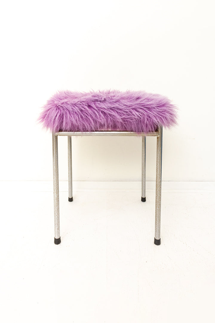 Vintage paarse furry kruk met verchroomde pootjes