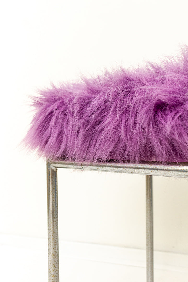 Vintage paarse furry kruk met verchroomde pootjes