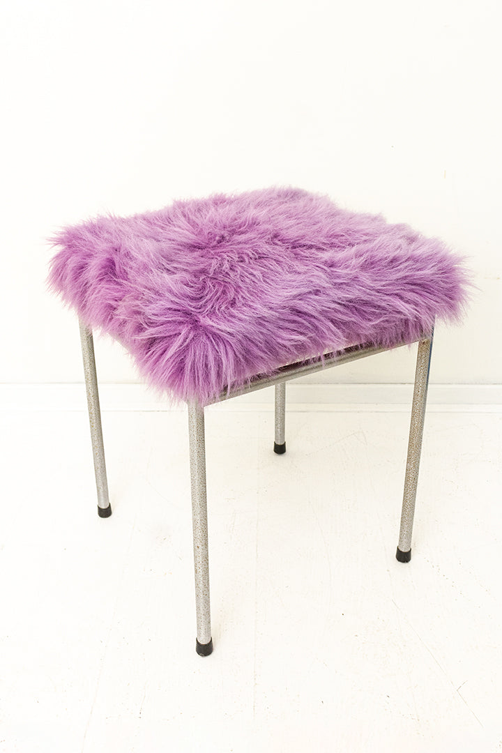Vintage paarse furry kruk met verchroomde pootjes