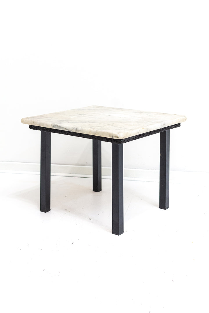 Vintage plantentafel met marmeren blad en metalen poten
