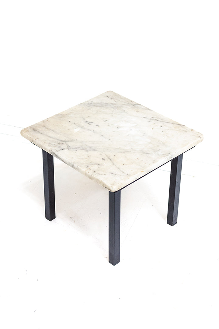 Vintage plantentafel met marmeren blad en metalen poten