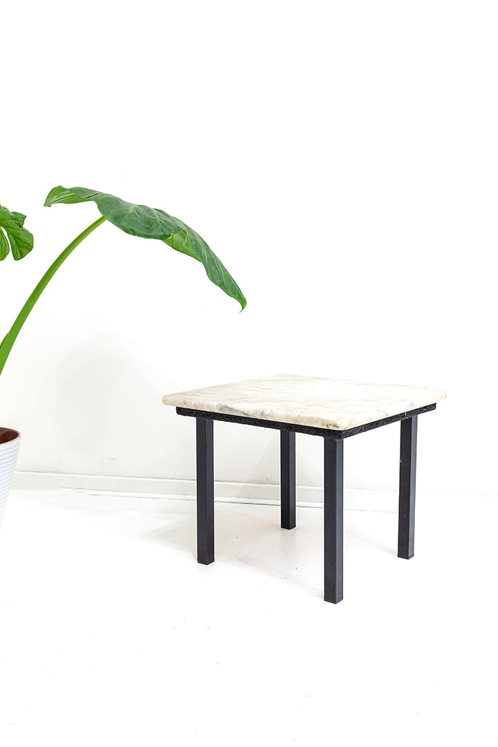 Vintage plantentafel met marmeren blad en metalen poten