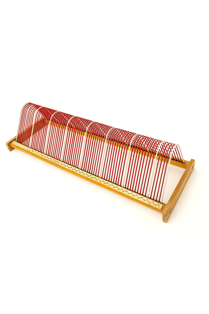 Vintage platenrek rood van hout en metaal