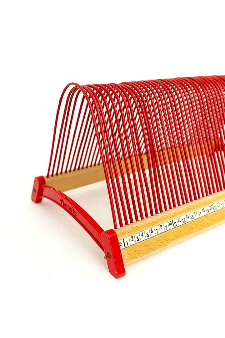 Vintage platenrek rood van hout en metaal