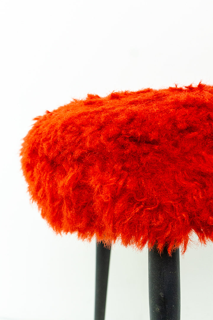 Vintage rode furry kruk met elegante zwarte pootjes