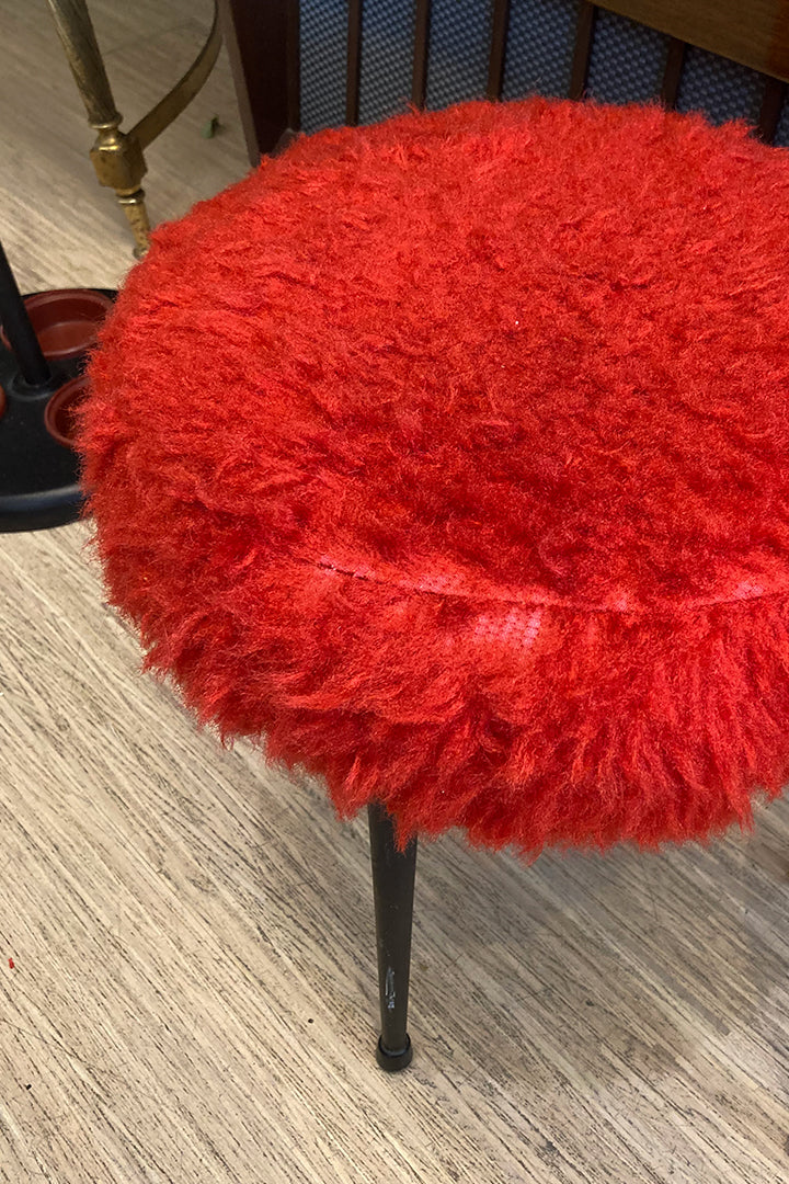 Vintage rode furry kruk met elegante zwarte pootjes