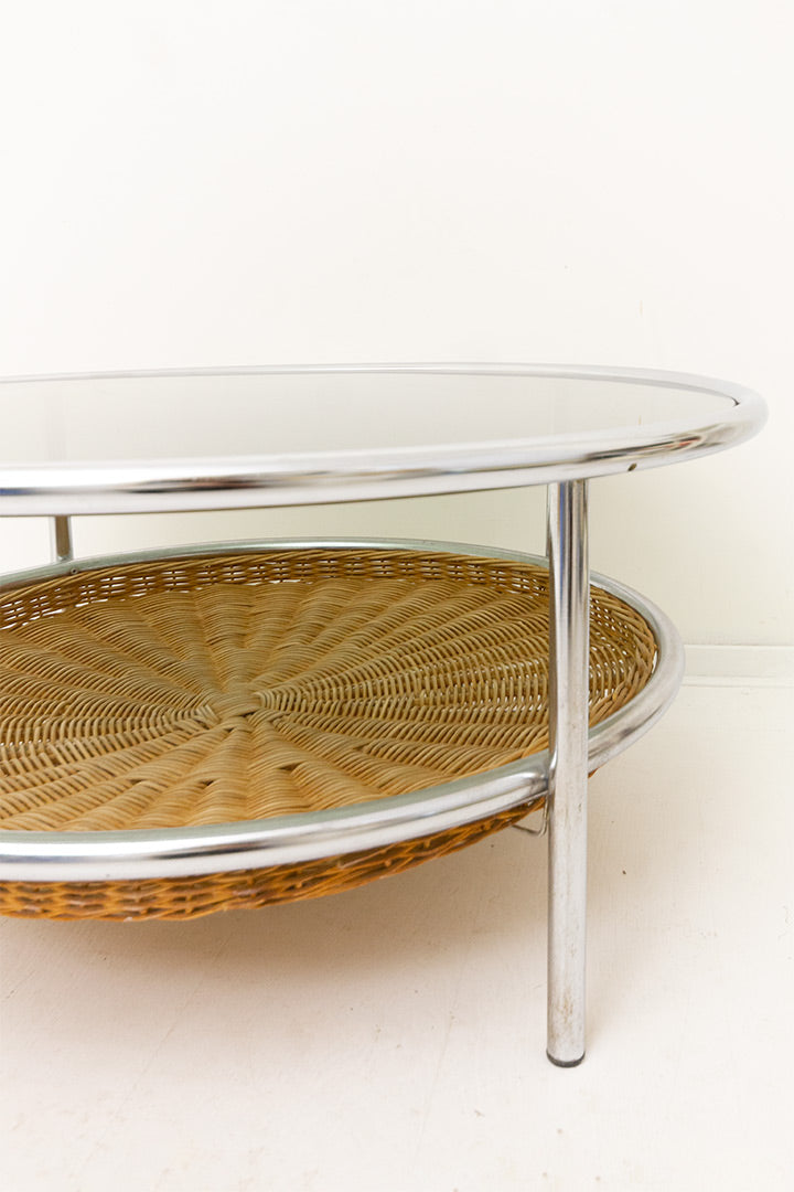 Vintage ronde salontafel met verchroomd frame, glazen blad en rotan krantengedeelte