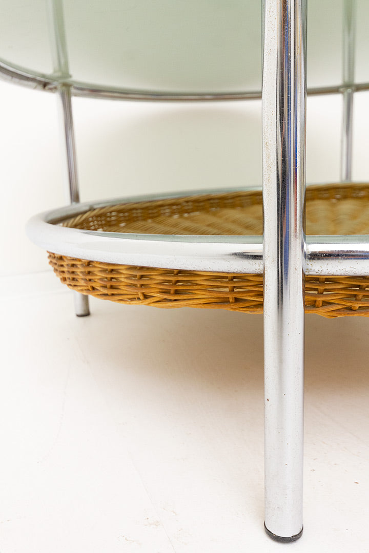 Vintage ronde salontafel met verchroomd frame, glazen blad en rotan krantengedeelte