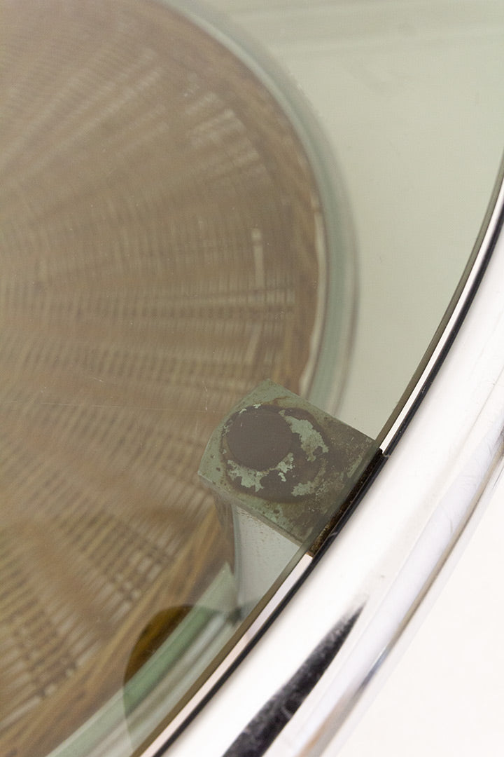 Vintage ronde salontafel met verchroomd frame, glazen blad en rotan krantengedeelte