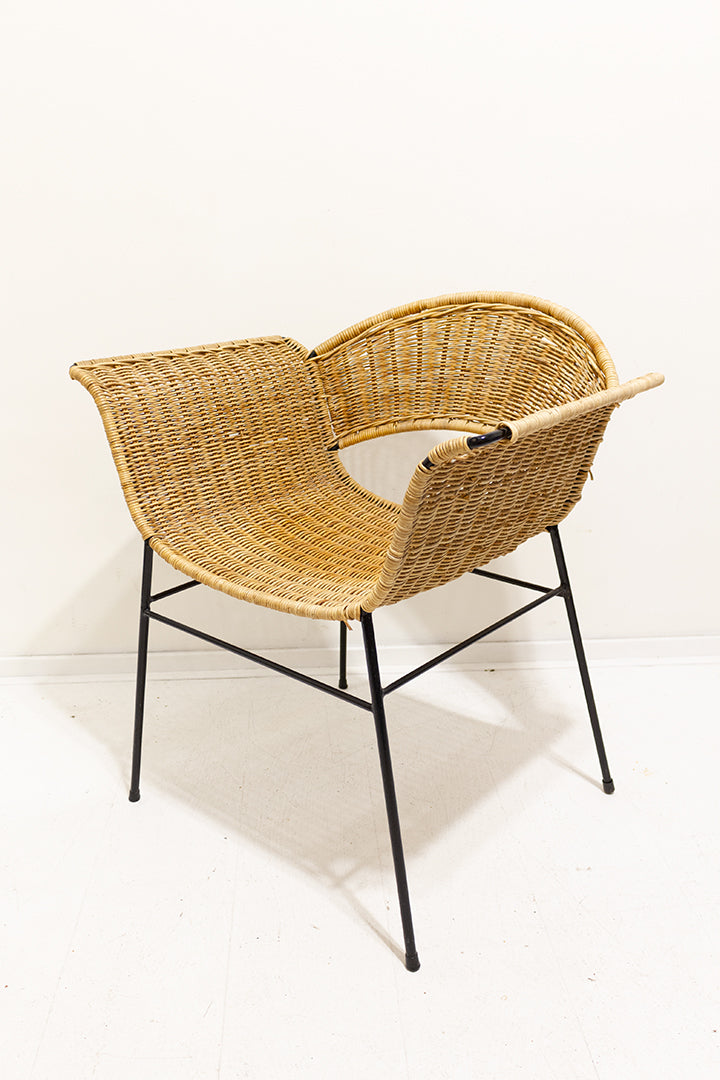 Vintage rotan stoel met zwart gelakte metalen poten