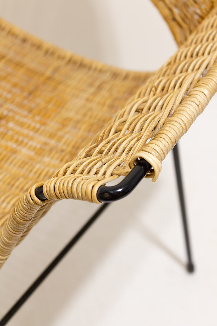 Vintage rotan stoel met zwart gelakte metalen poten