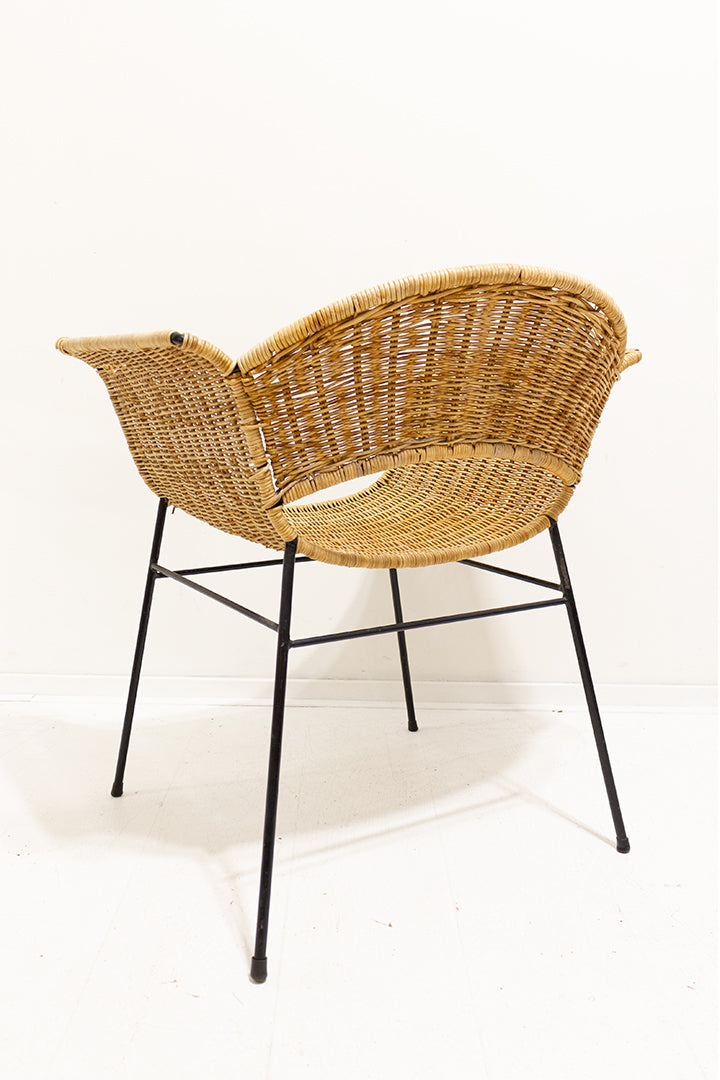 Vintage rotan stoel met zwart gelakte metalen poten