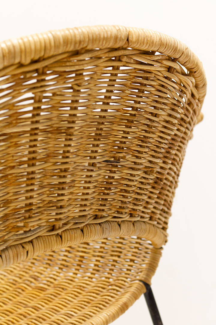 Vintage rotan stoel met zwart gelakte metalen poten