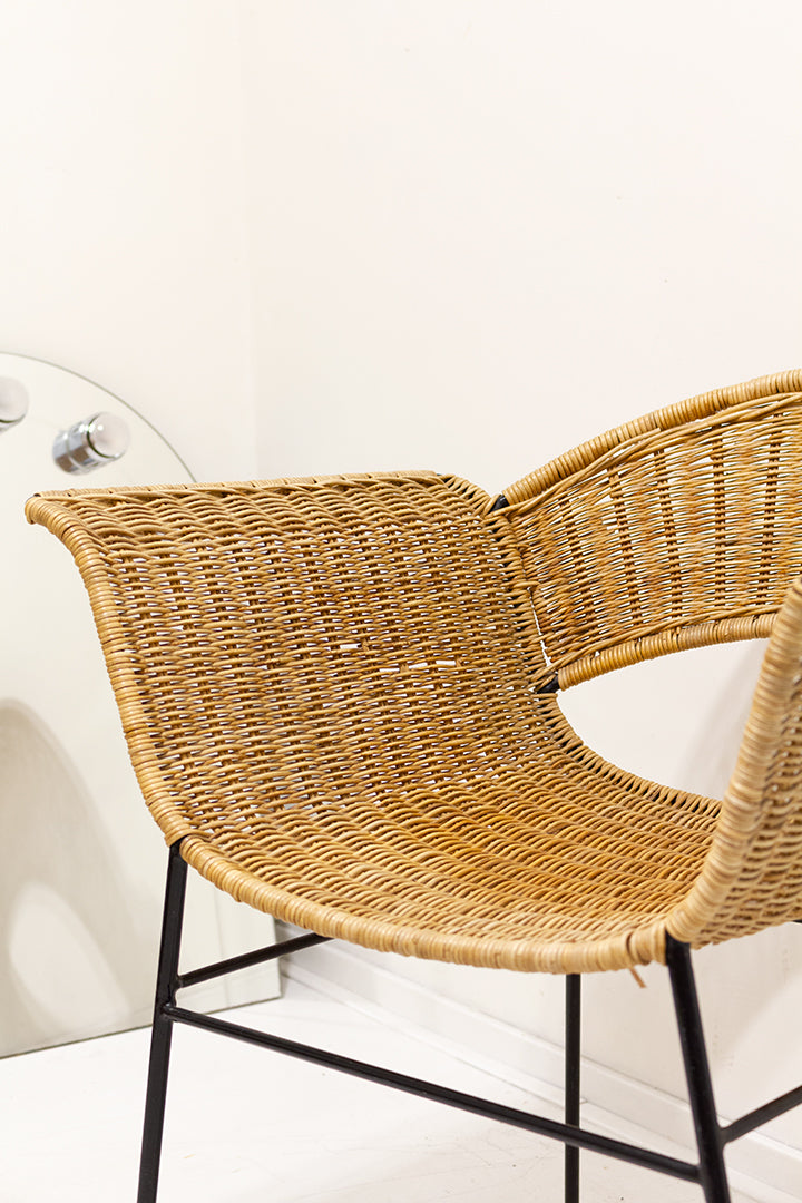 Vintage rotan stoel met zwart gelakte metalen poten