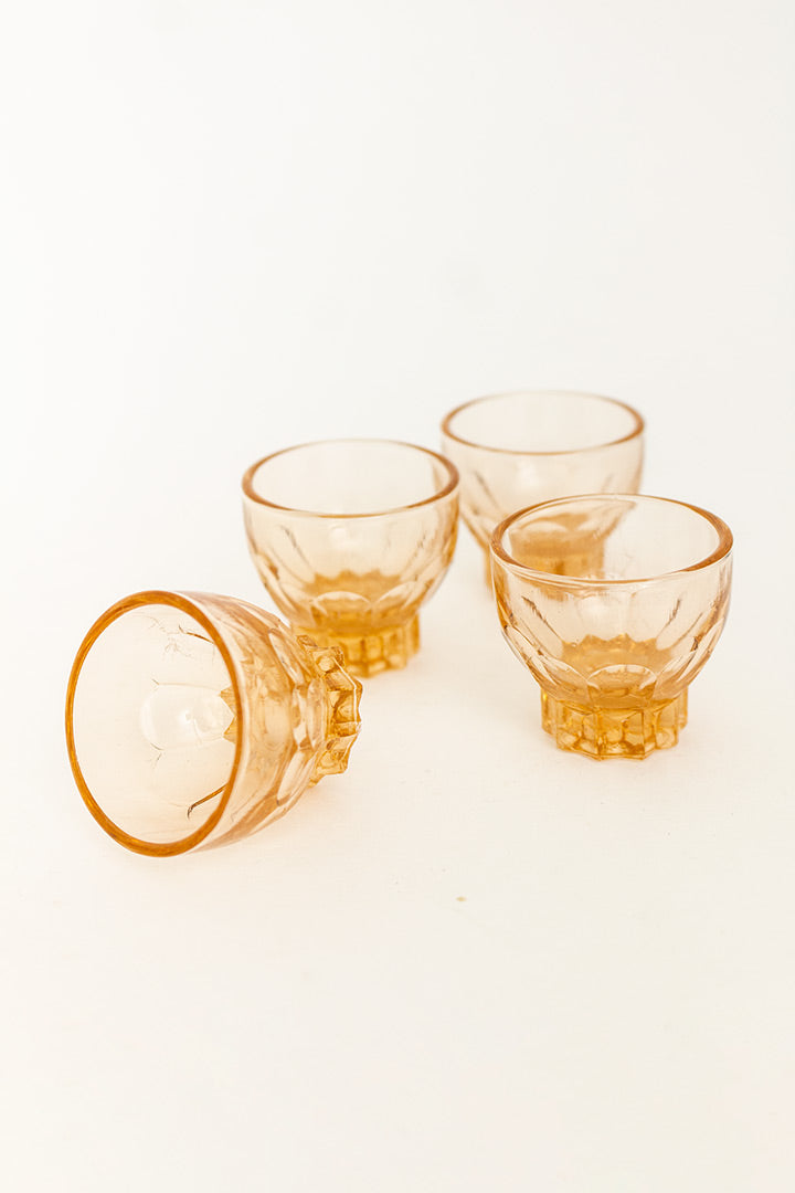Vintage roze glazen karaf met 4 bijpassende shotglaasjes