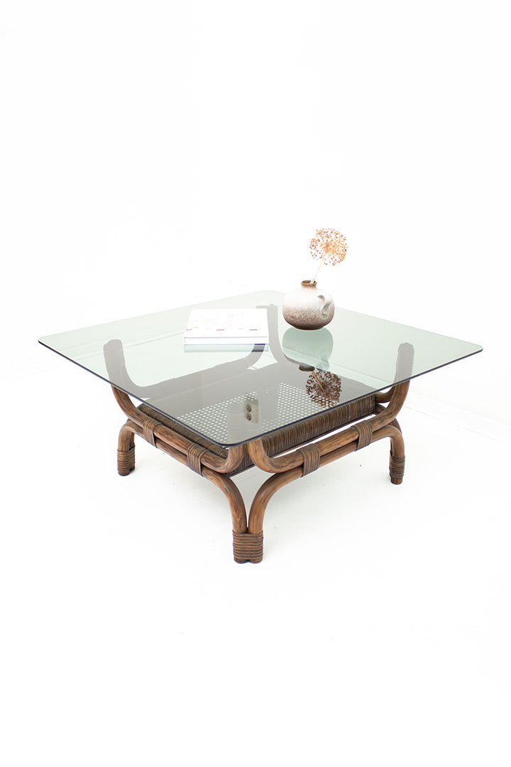 Vintage salontafel met rookglas en donker rotan onderstel