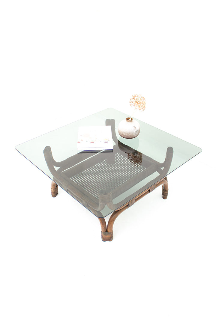 Vintage salontafel met rookglas en donker rotan onderstel