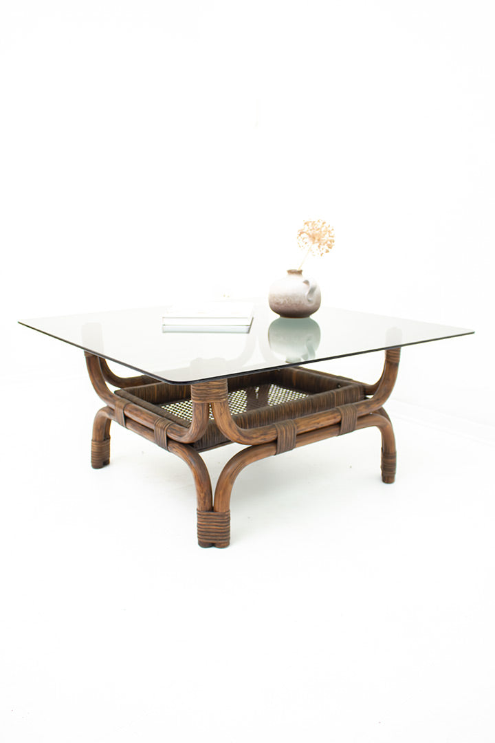 Vintage salontafel met rookglas en donker rotan onderstel