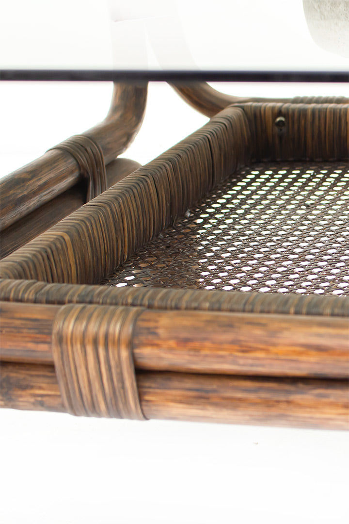 Vintage salontafel met rookglas en donker rotan onderstel
