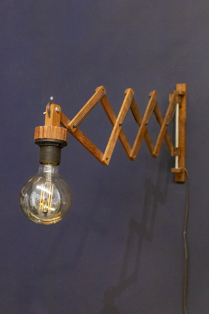 Vintage schaarlamp van hout met nieuwe LED globe