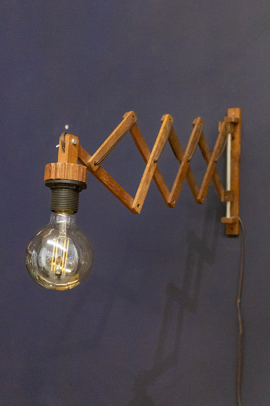 Vintage schaarlamp van hout met nieuwe LED globe
