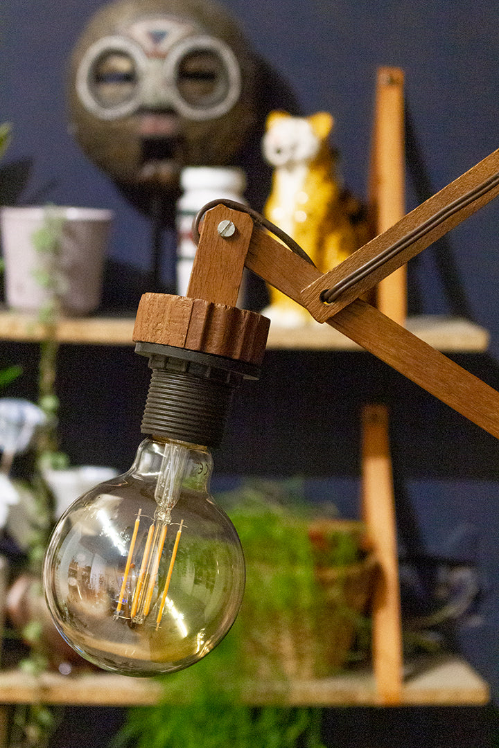 Vintage schaarlamp van hout met nieuwe LED globe